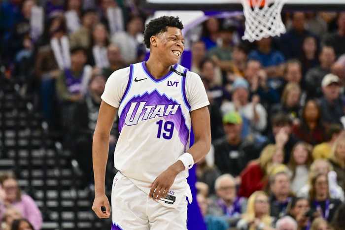 状态不俗！5号秀贝利半场8中5拿到13分1帽 压哨三分反超