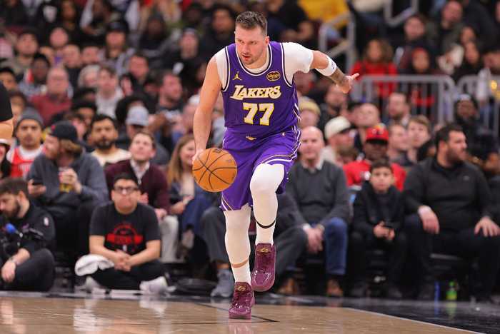 别有大碍！东契奇次节左腿筋不适回更衣室 半场10中3&5失误