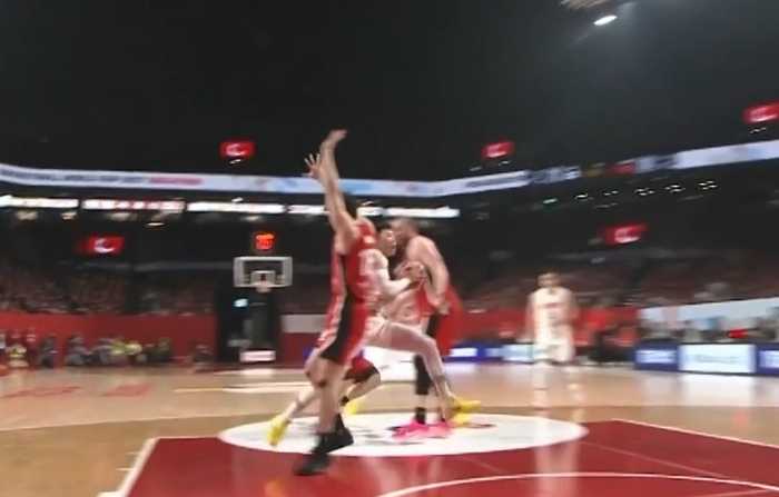 马场雄大不满吹罚！杨毅：从世界杯开始 日本这几年占便宜太多了